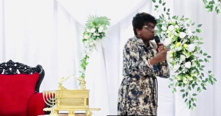 APÓSTOLA TINA APELA OS CASAIS A CONSTRUÍREM UM CASAMENTO DE PERDÃO E DIÁLOGO